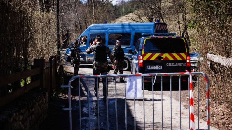 Des gendarmes français sécurisent un périmètre autour du petit village du Haut-Vernet, dans les Alpes-de-Haute-Provence, le 2 avril 2024. (Photo: CLEMENT MAHOUDEAU/AFP via Getty Images)