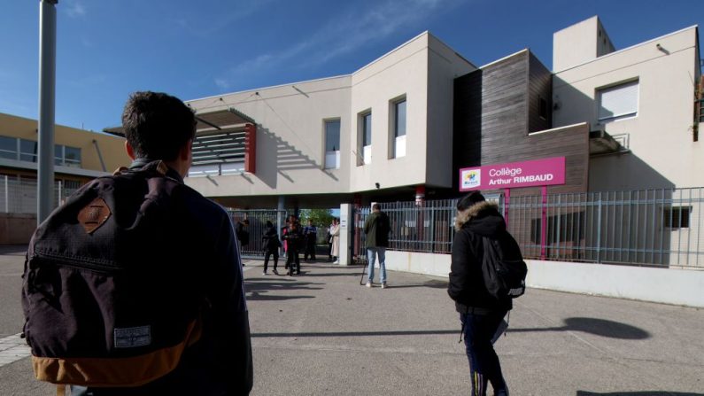 Des élèves arrivent le 4 avril 2024 à Montpellier, au collège Arthur Rimbaud, au lendemain de l'agression d'une jeune fille de 13 ans devant l'établissement. (Photo PASCAL GUYOT/AFP via Getty Images)