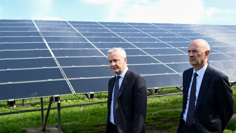Le ministre de l'Économie et des Finances Bruno Le Maire et le ministre délégué à l'Industrie et à l'Énergie Roland Lescure visitent le parc photovoltaïque de La Fito à Manosque, dans le sud-est de la France, le 5 avril 2024. (CHRISTOPHE SIMON/AFP via Getty Images)