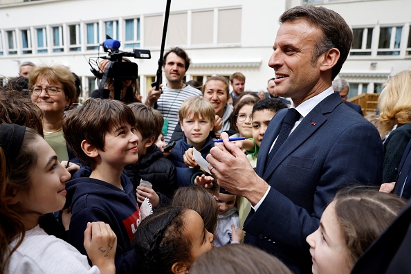 Le président Emmanuel Macron lors d'une visite à l'école primaire d'application Blanche et au Laboratoire académique de formation autisme à Paris, le 5 avril 2024. (Photo LUDOVIC MARIN/POOL/AFP via Getty Images)
