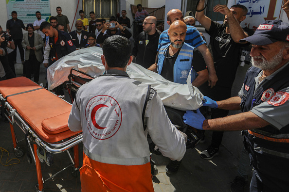 Les médecins préparent les corps des travailleurs de World Central Kitchen, qui ont été tués dans des frappes aériennes israéliennes, pour leur retour dans leur pays d'origine le 3 avril 2024 à Rafah, Gaza. (Photo Ahmad Hasaballah/Getty Images).