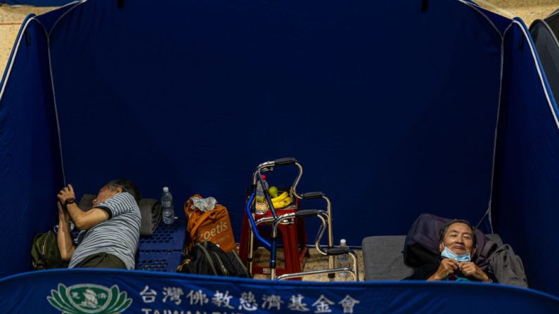 Les victimes évacuées sont allongées sous une tente dans un abri temporaire à l'école élémentaire Zhonghua après le tremblement de terre, le 04 avril 2024 à Hualien, Taïwan. (Photo Annabelle Chih/Getty Images)