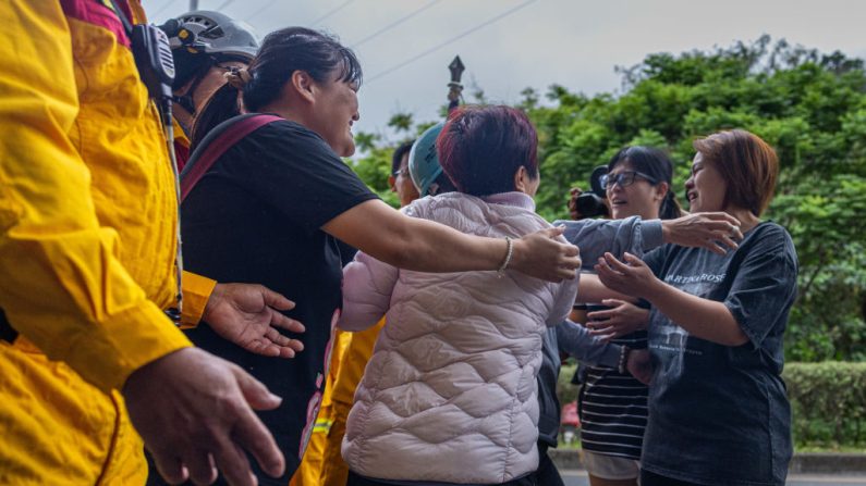 Un groupe de personnes se retrouvent au poste de commandement temporaire après avoir été sauvées des gorges de Taroko le 5 avril 2024 à Hualien, Taïwan. (Photo Annabelle Chih/Getty Images)