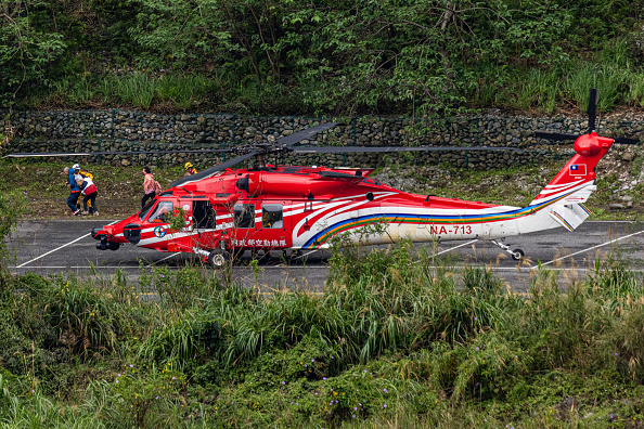 Un hélicoptère descend sur un parking transportant des personnes sauvées des gorges de Taroko après avoir été piégées dans les zones montagneuses pendant près de 3 jours, le 06 avril 2024 à Hualien, Taïwan. (Photo Annabelle Chih/Getty Images)