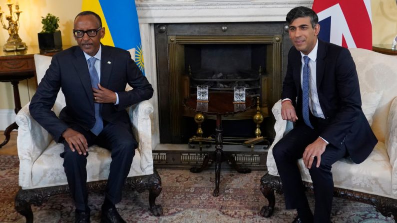 Le Premier ministre britannique, Rishi Sunak (à dr.), et le président du Rwanda, Paul Kagame, au 10 Downing Street, le 9 avril 2024 à Londres, en Angleterre. (Photo Alberto Pezzali - WPA Pool/Getty Images)
