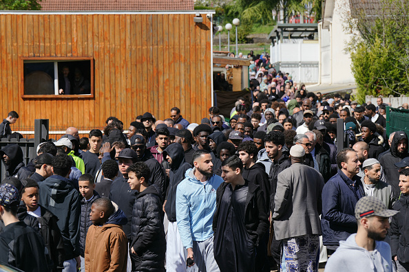Des personnes quittent la mosquée de Savigny-sur-Orge après les funérailles de Shemseddine, 15 ans, à Viry-Chatillon, le 9 avril 2024. (Photo DIMITAR DILKOFF/AFP via Getty Images)