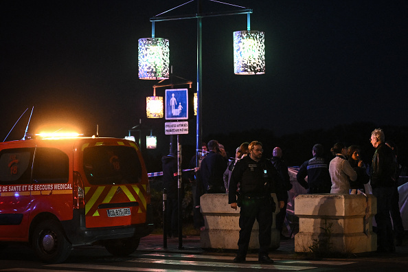 Des policiers sur les lieux de l’attaque au couteau ayant fait un mort et un blessé à Bordeaux, le 09 avril 2024. (Photo PHILIPPE LOPEZ/AFP via Getty Images)