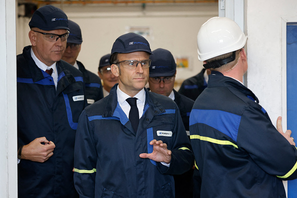 Emmanuel Macron et le PDG d'Eurenco Thierry Francou (à g.) visitent l'usine de la société de poudres et explosifs Eurenco à Bergerac, le 11 avril 2024. (Photo LUDOVIC MARIN/POOL/AFP via Getty Images)