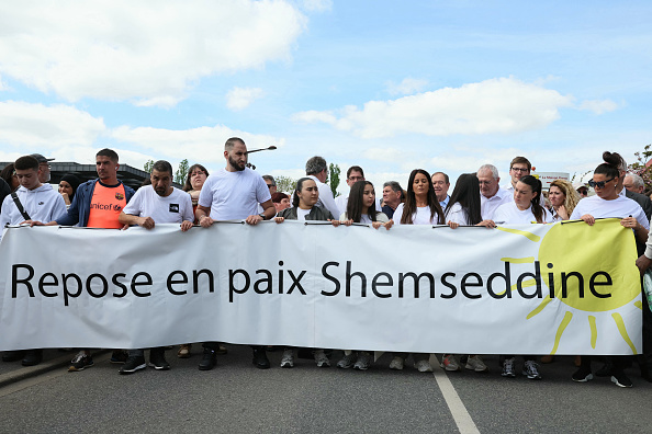 La marche blanche commémorative en hommage à Shemseddine, 15 ans, décédé après avoir été battu à la sortie de l'école, à Viry-Chatillon, le 12 avril 2024. (Photo by ALAIN JOCARD/AFP via Getty Images)