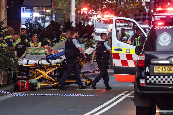 La police et les ambulanciers à l'extérieur du centre commercial Westfield Bondi Junction à Sydney le 13 avril 2024. (Photo DAVID GRAY/AFP via Getty Images)