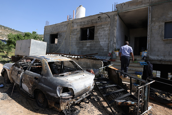 Des dommages causés à une maison dans le village de Mughayir près de Ramallah en Cisjordanie occupée par Israël le 13 avril 2024, après une attaque de colons israéliens sur le village. (Photo JAAFAR ASHTIYEH/AFP via Getty Images)