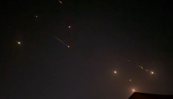 Des explosions illuminant le ciel d'Hébron, en Cisjordanie, lors d'une attaque iranienne contre Israël le 14 avril 2024. (Photo -/AFPTV/AFP via Getty Images)