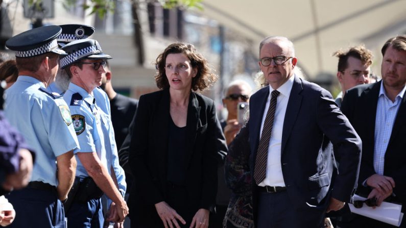 Le Premier ministre australien Anthony Albanese (à dr.) se tient aux côtés de la députée fédérale Allegra Spender (au c.) près du centre commercial Westfield Bondi Junction à Sydney le 14 avril 2024. (Photo DAVID GRAY/AFP via Getty Images)