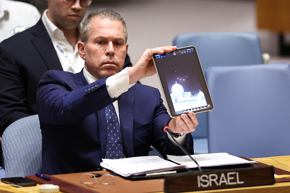 L'ambassadeur israélien à l'ONU Gilad Erdan montre une vidéo de drones et de missiles se dirigeant vers Israël lors d'une réunion du Conseil de sécurité des Nations Unies sur la situation au Moyen-Orient, y compris la récente attaque de l'Iran contre Israël, au siège de l'ONU à New York, le 14 avril 2024. (Photo CHARLY TRIBALLEAU/AFP via Getty Images)