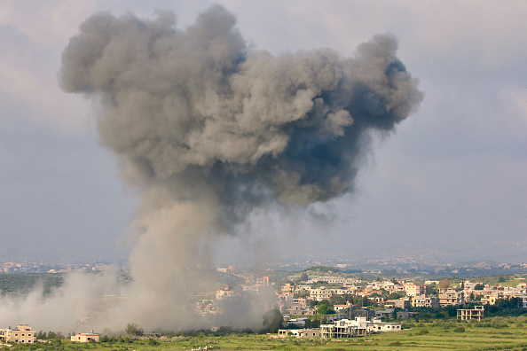 De la fumée s'échappe du site d'une frappe aérienne israélienne sur le village de Majdel Zoun, dans le sud du Liban, le 15 avril 2024. (Photo AFP via Getty Images)