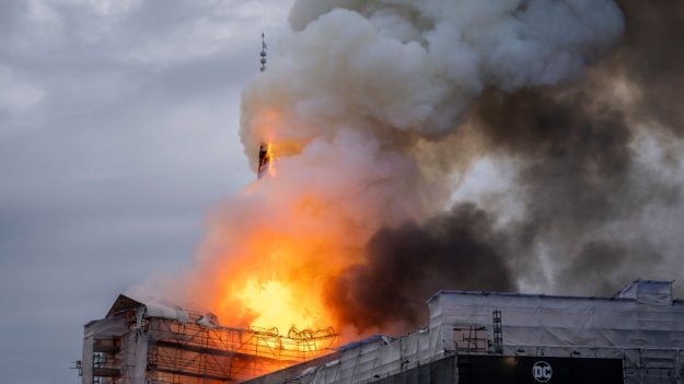 « C’est notre Notre-Dame »: incendie spectaculaire à la vieille Bourse de Copenhague