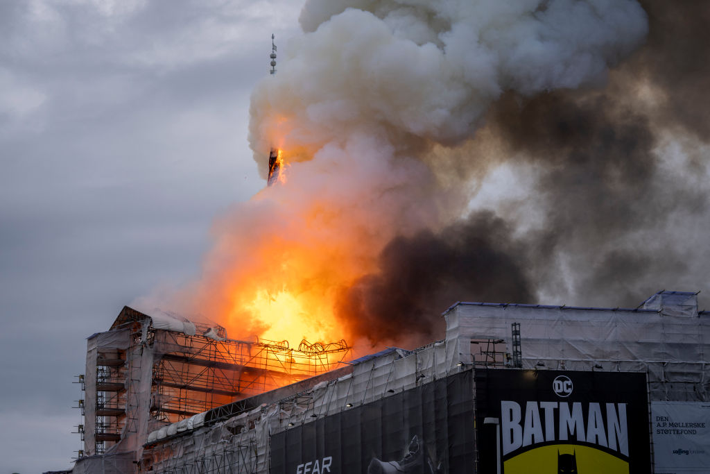 "C'est notre Notre-Dame": incendie spectaculaire à la vieille Bourse de Copenhague