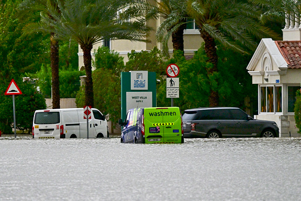 Des véhicules bloqués dans une rue inondée à la suite de pluies torrentielles à Dubaï aux Émirats arabes unis, le 16 avril 2024. (Photo GIUSEPPE CACACE/AFP via Getty Images)