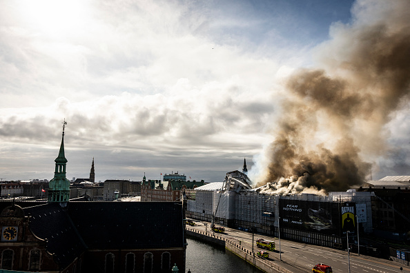 Des panaches de fumée s'échappent du bâtiment historique de la bourse de Børsen en feu dans le centre de Copenhague, au Danemark, le 16 avril 2024. (Photo EMIL NICOLAI HELMS/Ritzau Scanpix/AFP via Getty Images)