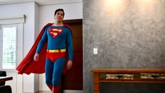 Un avocat ressemble à Superman et s’amuse à jouer les superhéros !