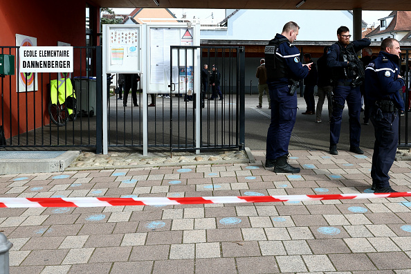Des gendarmes contrôlent l'accès à une école dans la ville de Souffelweyersheim, après que deux filles ont été blessées dans une attaque au couteau devant l'école, le 18 avril 2024. (Photo FREDERICK FLORIN/AFP via Getty Images)