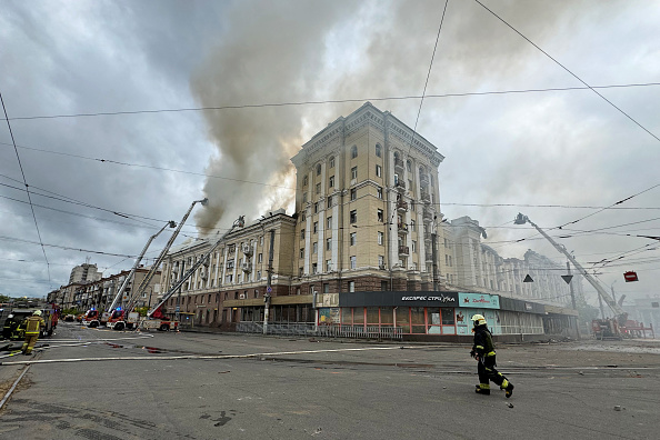 Des sauveteurs ukrainiens tentent d'éteindre un incendie dans un immeuble résidentiel suite à une attaque de missiles à Dnipro le 19 avril 2024. (Photo STRINGER/AFP via Getty Images)