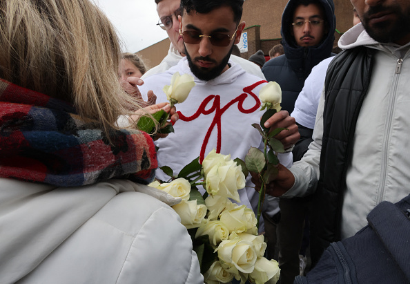 Des personnes se rassemblent pour participer à une marche blanche en hommage à Philippe, à Grande-Synthe, le 19 avril 2024. (Photo DENIS CHARLET/AFP via Getty Images)