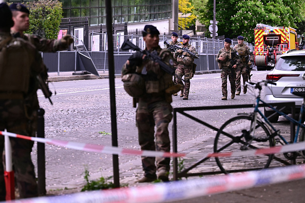 Des militaires français participent à un périmètre de sécurité près du consulat d'Iran à Paris, le 19 avril 2024. (Photo MIGUEL MEDINA/AFP via Getty Images)