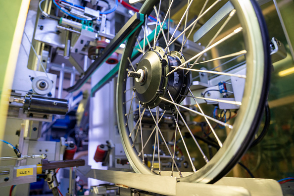 Assemblage des rayons d'une roue de vélo pliante sur la chaîne de montage de L'usine a velo à Vaulx-en-Velin près de Lyon. (Photo ANTOINE BOUREAU/Hans Lucas/AFP via Getty Images)