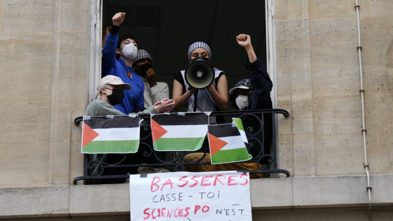 Bloquage de l'entrée de Sciences Po par des manifestants soutenant la cause palestinienne, le 26 avril 2024, à Paris. (Photo DIMITAR DILKOFF/AFP via Getty Images)