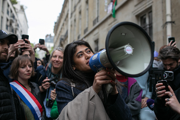 Rima Hassan était présente pour soutenir les étudiants lors de l'occupation des étudiants de SciencePo, en soutien à la Palestine, à Paris le 25 avril 2024. (VICTORIA VALDIVIA/Hans Lucas/AFP via Getty Images)