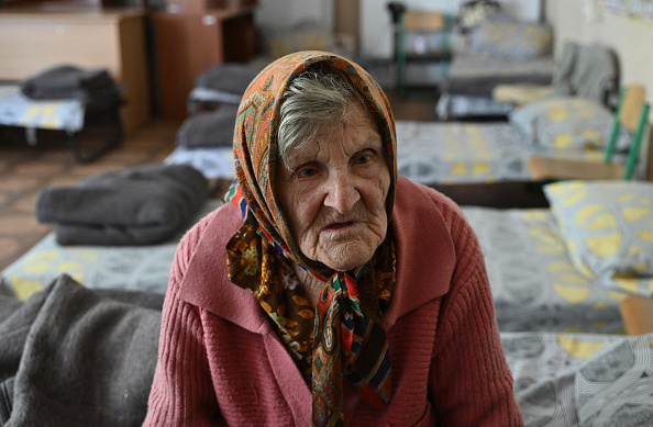 Lidia Lominevksa, 97 ans, est assise dans un abri à Pokrovsk, dans la région de Donetsk, le 28 avril 2024. (Photo GENYA SAVILOV/AFP via Getty Images)