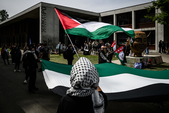 Manifestation des étudiants pro-palestiniens à l'Institut d'études politiques (Sciences Po) à Grenoble, le 30 avril 2024. (Photo JEFF PACHOUD/AFP via Getty Images)