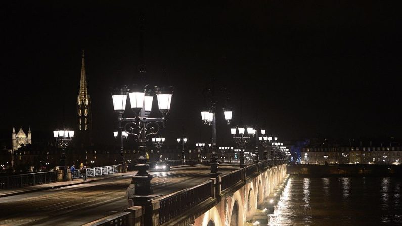 Vue de nuit du Pont de pierre en 2013. (Crédit photo MEHDI FEDOUACH/AFP via Getty Images)