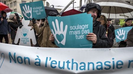 Lyon : plusieurs centaines de personnes manifestent contre l’IVG et « l’euthanasie »