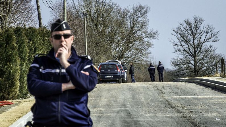 Route fermée à Avallon le 11 mars 2015, après l'attaque d'un groupe de voleurs armés au péage d'Avallon. (Photo  JEFF PACHOUD/AFP via Getty Images)