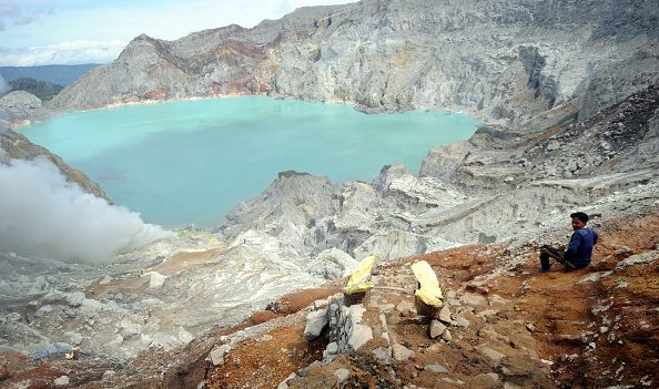 Indonésie: une touriste chinoise fait une chute mortelle dans un volcan en activité, alors qu’elle posait pour une photo