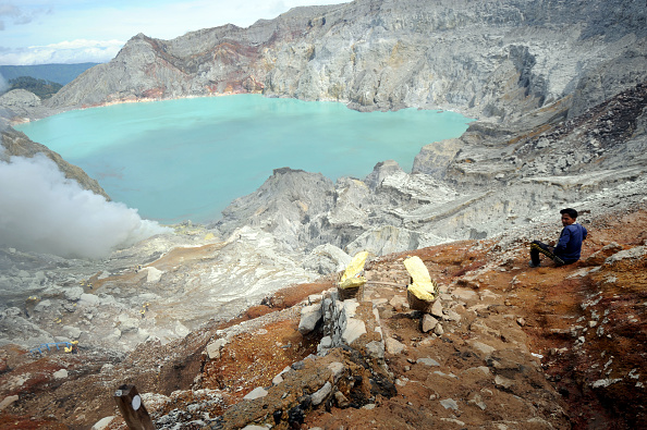 Indonésie: une touriste chinoise fait une chute mortelle dans un volcan en activité, alors qu’elle posait pour une photo