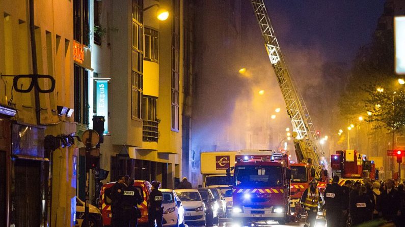 Photo de l'incendie du 2 mai 2016, rue de Charonne, à Paris. (Photo GEOFFROY VAN DER HASSELT/AFP via Getty Images)