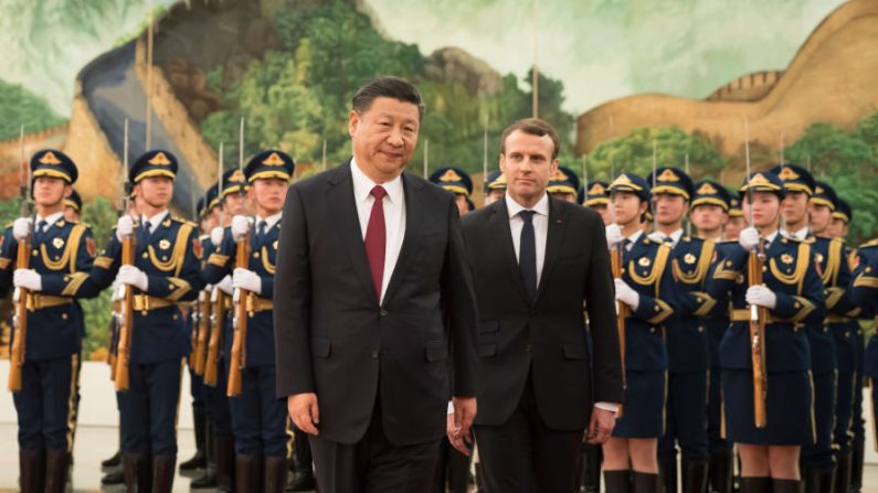  Le président chinois Xi Jinping accompagne le président français Emmanuel Macron pour voir une garde d'honneur lors d'une cérémonie d'accueil à l'intérieur du Grand Hall du Peuple, le 9 janvier 2018 à Beijing, en Chine. (Lintao Zhang/Getty Images)