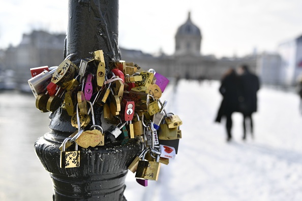 Des cadenas attachés par des amoureux au pont des Arts à Paris.  (GERARD JULIEN/AFP via Getty Images)