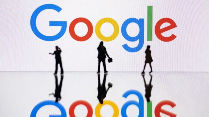 Des figurines sont exposées à côté d'un écran affichant un logo de Google à Mulhouse, France, le 30 octobre 2023. (Sebastien Bozon/AFP via Getty Images)