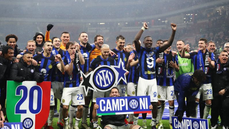 L'Inter Milan est devenu lundi le deuxième club de l'histoire à remporter pour la vingtième fois le titre de champion d'Italie en battant, cerise sur le tiramisu, son grand rival de l'AC Milan 2 à 1. (Photo : Marco Luzzani/Getty Images)
