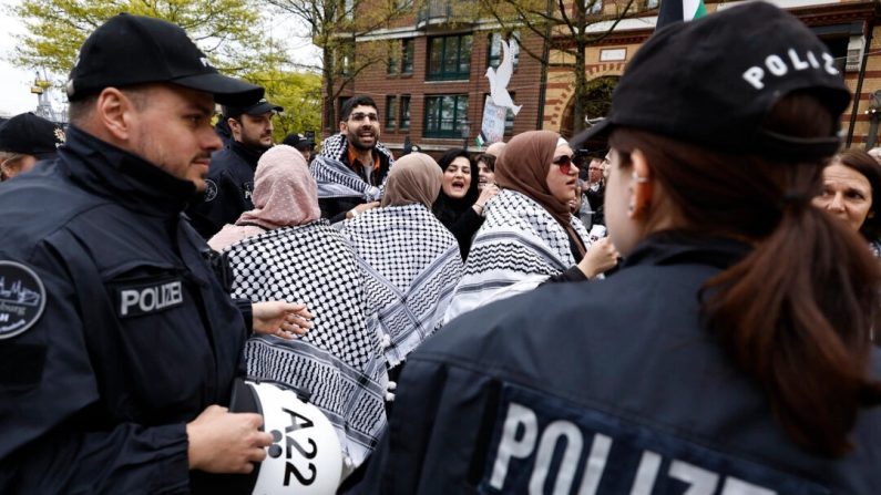 Des manifestants pro-palestiniens participent au rassemblement organisé à l'occasion du lancement de la campagne du SPD pour les élections européennes à Hambourg, en Allemagne, le 27 avril 2024. (Morris MacMatzen/Getty Images)
