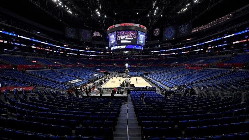 Des chemises bleues recouvrent les sièges du stade alors que les Clippers de Los Angeles joueront leur premier match à pleine capacité depuis le début de la pandémie pour le sixième match du deuxième tour des séries éliminatoires de la Conférence Ouest contre le Jazz de l'Utah au Staples Center à Los Angeles, le 18 juin 2021. (Kevork Djansezian/Getty Images)
