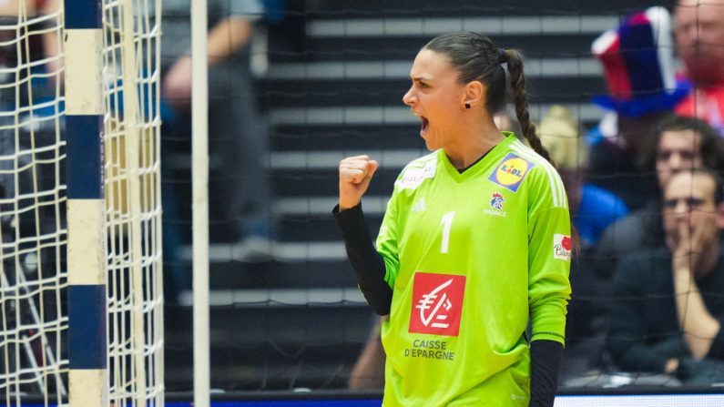L'équipe de France féminine de handball, championne olympique et du monde en titre, s'est imposée dans la douleur en amical face à la Roumanie (30-28) dimanche à Clermont-Ferrand. (Photo : CLAUS FISKER/Ritzau Scanpix/AFP via Getty Images)
