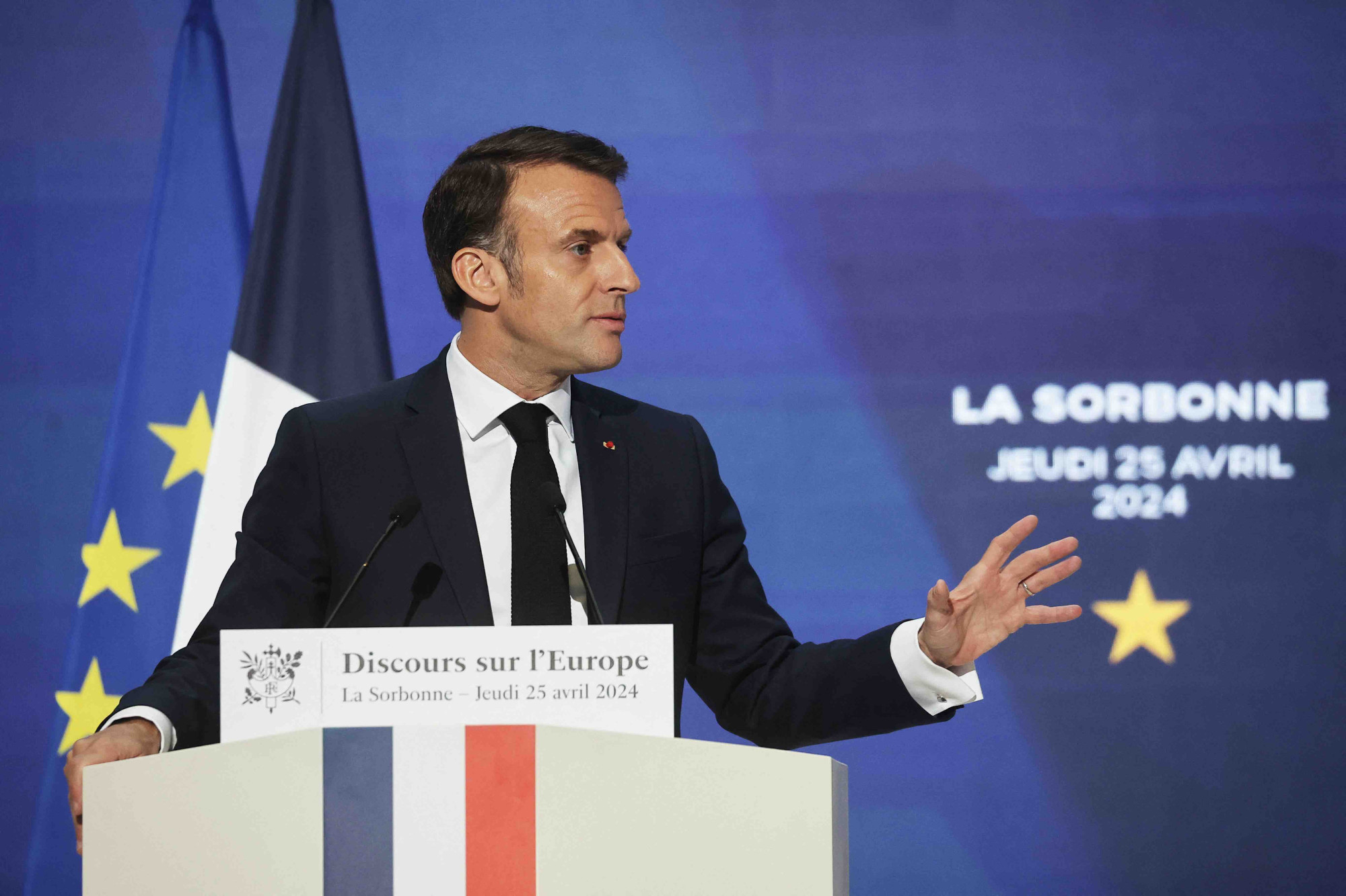 Emmanuel Macron dresse un portrait alarmiste l'Europe à la Sorbonne : une "hypocrisie terrible" selon les oppositions