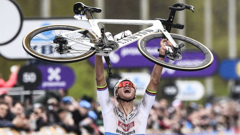 Mathieu van der Poel a remporté un troisième Tour des Flandres "inoubliable" dimanche, vainqueur en solo après être sorti indemne du "chaos du Koppenberg".(Photo : MARC GOYVAERTS/Belga/AFP via Getty Images)