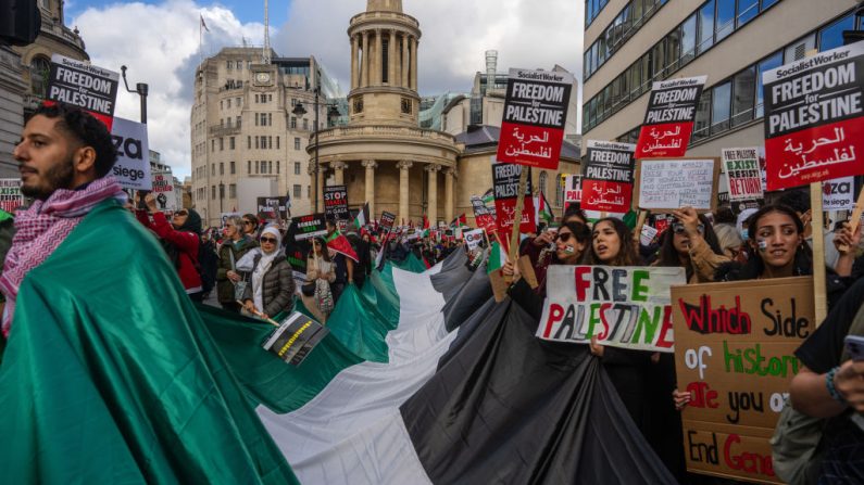 Des personnes participent à une manifestation de soutien à la Palestine le 14 octobre 2023 à Londres, au Royaume-Uni. (Carl Court/Getty Images)