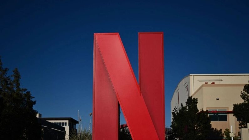 Le logo de Netflix à l'entrée du studio de production cinématographique et télévisuelle Netflix Albuquerque Studios, à Albuquerque, dans le Nouveau Mexique, le 13 octobre 2023. (Patrick T. Fallon/AFP via Getty Images)